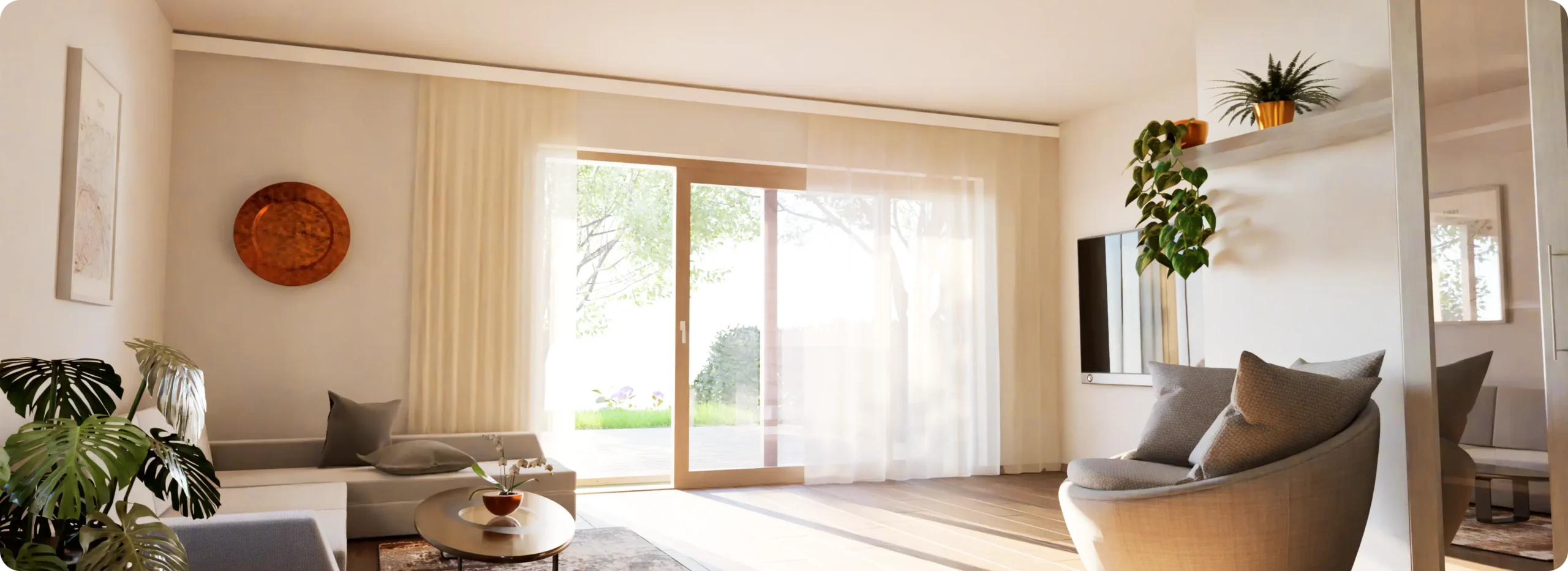 Helles, modernes Wohnzimmer mit großem Panorama-Schiebetür-Fenster zum Garten, Sofa, Sesseln und Zimmerpflanzen.